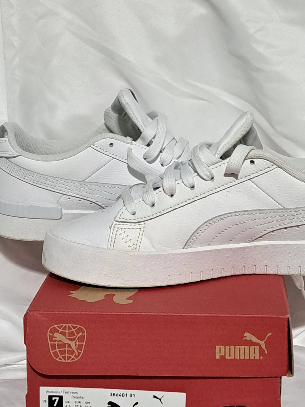 Sz 7 Puma White Low-Top Leather Sneakers